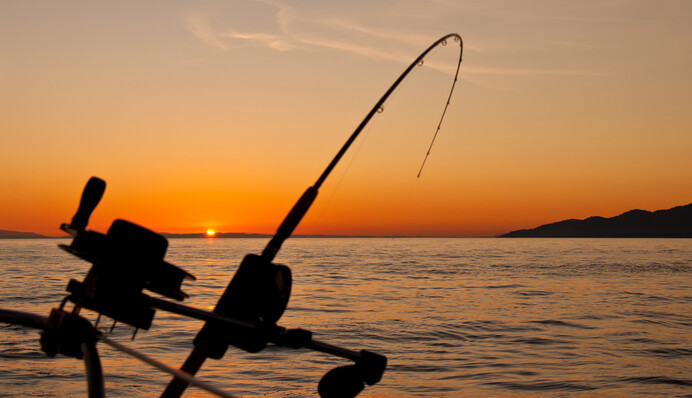 Рыбак обрадовался клеву, но быстро поменял мнение - с такой добычей лучше не шутить