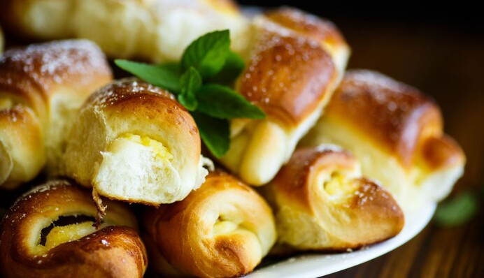 Готуємо вдома повітряні рогалики з сирною начинкою: простий рецепт до вихідних
