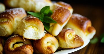 Готуємо вдома повітряні рогалики з сирною начинкою: простий рецепт до вихідних