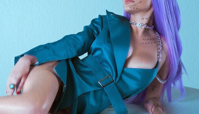 Слава Камінська випустила іронічний кліп, і люди побачили в ньому натяк на колишнього чоловіка: відео