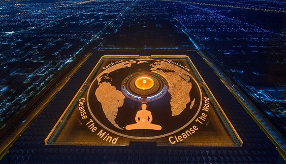 Буддисти створили найбільший у світі малюнок з палаючих свічок і встановили рекорд: фото