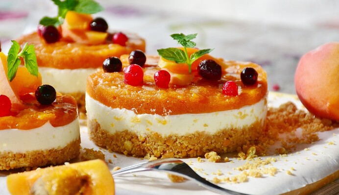 Печемо вдома простий бісквітний торт з фруктами: детальний рецепт