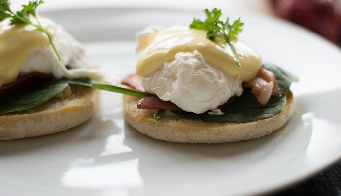 Готуємо вранці яйця Бенедикт: рецепт популярного американського сніданку