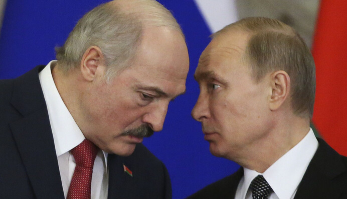 Лукашенко стоит на коленях, он отрезал себе путь на Запад  - российский правозащитник