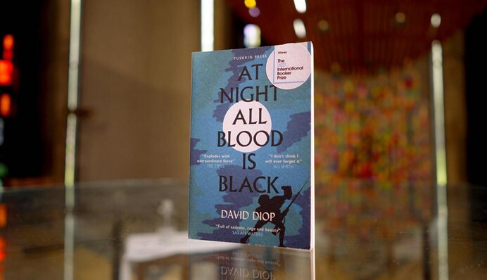 Лауреатом Международной Букеровской премии впервые стал французский писатель: что мы знаем о книге Давида Диопа
