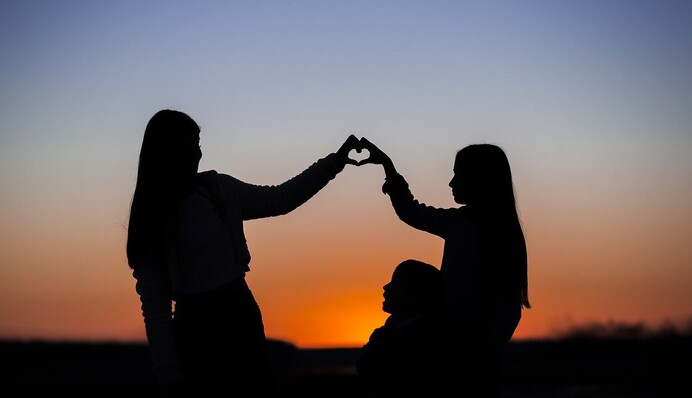 Сестры впервые встретились после ДНК-теста - не зная друг друга, они сделали одинаковые тату