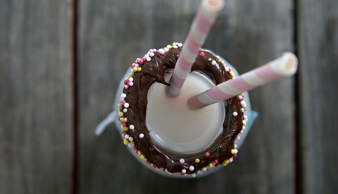 Готовим дома молочные коктейли с мороженым и сиропами: 3 рецепта на лето