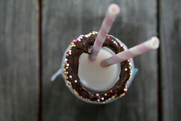 Готуємо вдома молочні коктейлі з морозивом та сиропами: 3 рецепти на літо