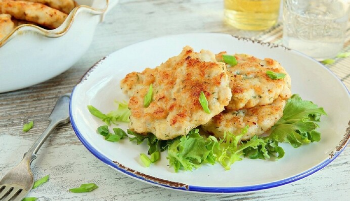 Готовим к ужину нежные куриные котлеты: подробный рецепт и варианты гарнира