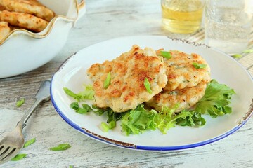 Готовим к ужину нежные куриные котлеты: подробный рецепт и варианты гарнира