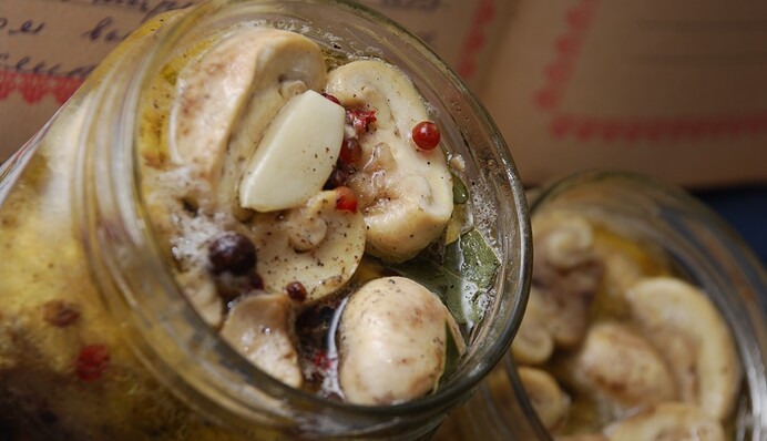 Маринуем шампиньоны на осень: рецепт закуски и полезные советы