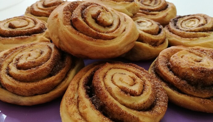 Печем дома ароматные булочки с корицей: простой рецепт выпечки к чаю