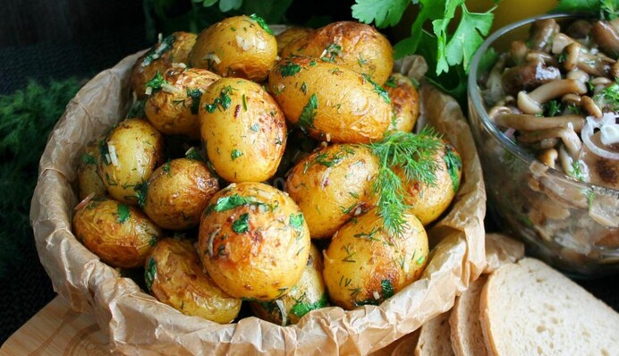 Как вкусно приготовить молодую картошку в духовке: пошаговый рецепт к ужину