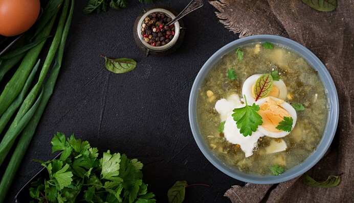 Готовим дома сытный щавелевый борщ: подробный рецепт украинской кухни