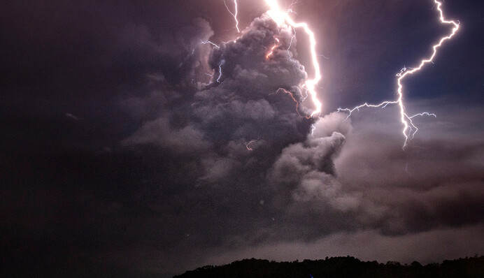 Американець показав машину після удару блискавки - дісталося не тільки джипу, а й асфальту під ним