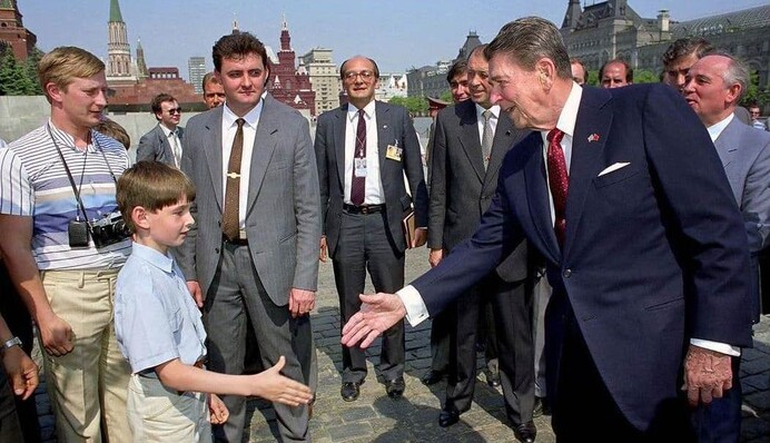 33 года назад фотограф сделал фото в Москве и стал получать странные письма - говорят, на снимке есть молодой Путин