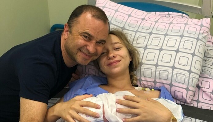 Жена Виктора Павлика показала новорожденного сына. Певец уверен - мальчик похож на него