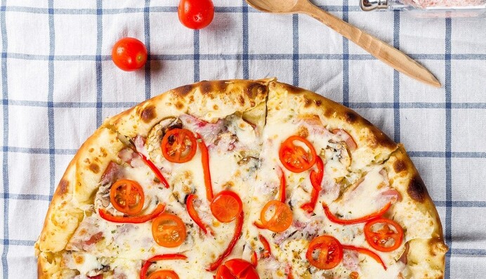 Готуємо вдома гостру піцу Дьябло: класичний рецепт з чилі