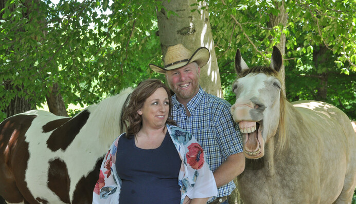 Пара захотела милую фотосессию с лошадьми, но вышла комедия. Ведь один конь решил, что главный в кадре - он