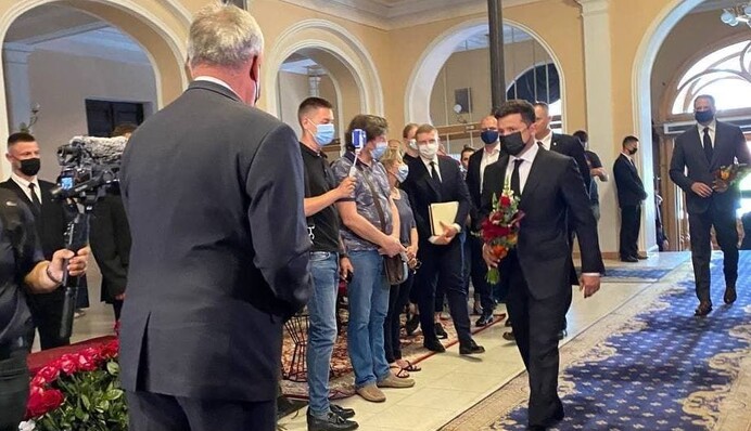 Володимир Зеленський приїхав попрощатися з Чапкісом: фото з прощальної церемонії