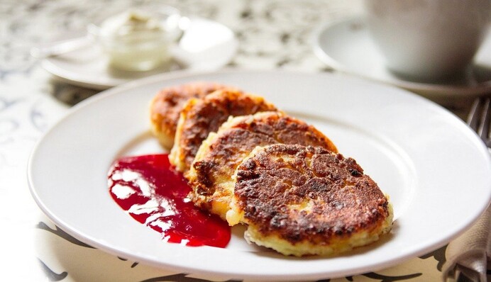 Готовим на завтрак сырники с клубничным соусом: простой рецепт и советы