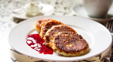 Готовим на завтрак сырники с клубничным соусом: простой рецепт и советы