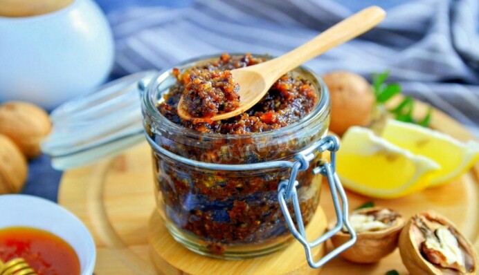 Как приготовить витаминную пасту Амосова из орехов и сухофруктов: подробный рецепт