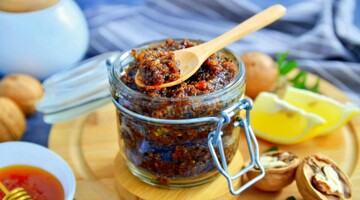 Как приготовить витаминную пасту Амосова из орехов и сухофруктов: подробный рецепт