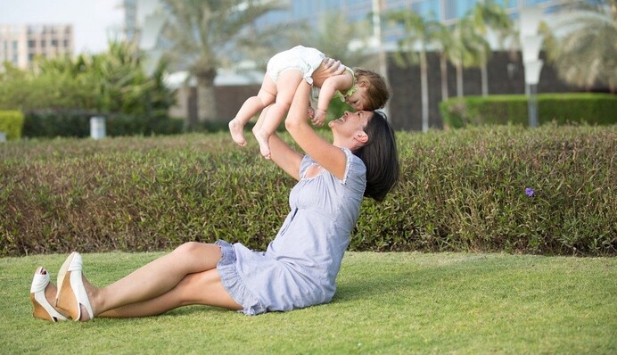 Младенец только родился, а выглядит уже на 40 - врачи объяснили это болезнью, но мама сыном лишь гордится