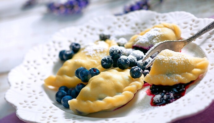 Готовим легкие вареники с ягодами на пару: классический рецепт лета