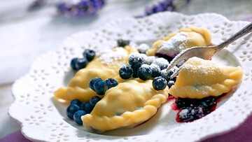 Готовим легкие вареники с ягодами на пару: классический рецепт лета