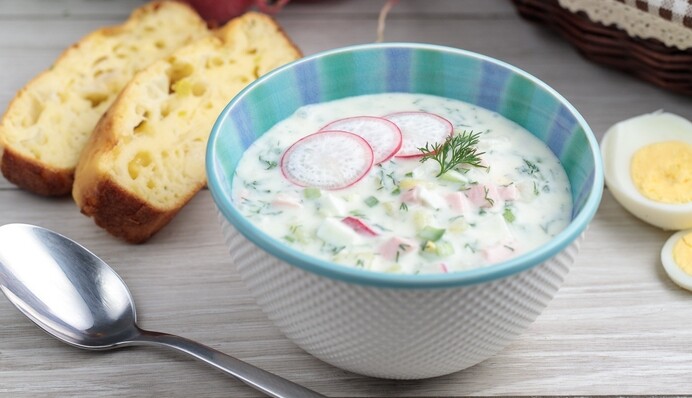 Як зробити смачну окрошку на сироватці: найпростіший рецепт і поради