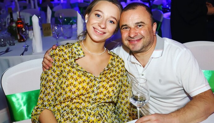 Віктор Павлік зробив молодій дружині милий подарунок за народження сина