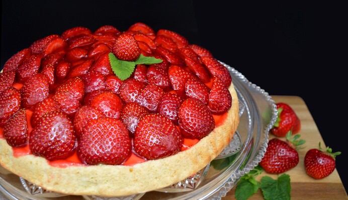Печемо вдома ароматний пиріг з полуницею: простий рецепт до чаю