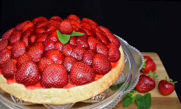 Печемо вдома ароматний пиріг з полуницею: простий рецепт до чаю