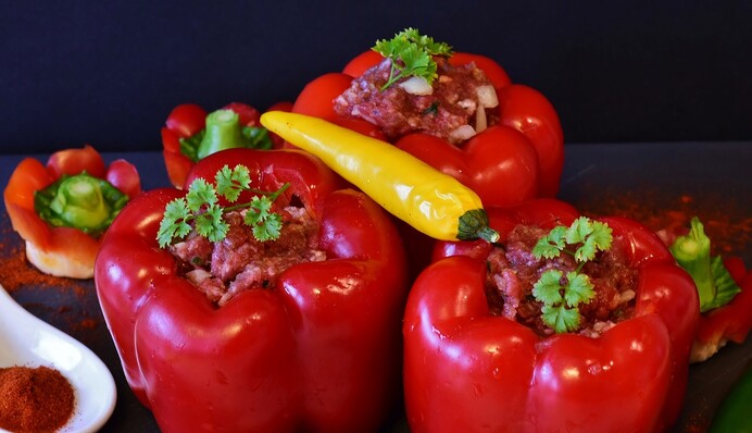 Как приготовить фаршированные перцы и не переборщить с жиром: простой рецепт