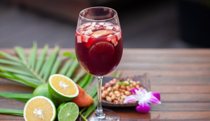 Готовим в жару сангрию с кусочками фруктов: классический рецепт на лето