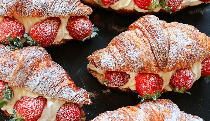 Печем дома ароматные круассаны с клубникой: пошаговый рецепт