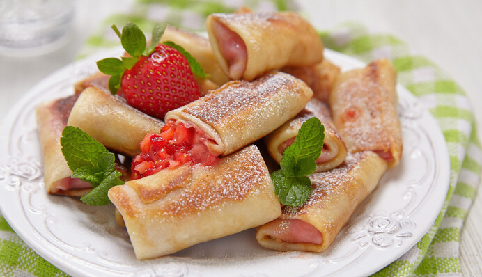 Готуємо ароматні млинці на молоці з полуницею: простий рецепт на сніданок