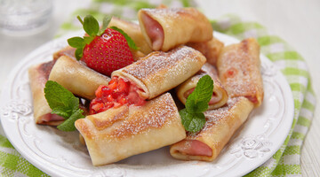 Готуємо ароматні млинці на молоці з полуницею: простий рецепт на сніданок