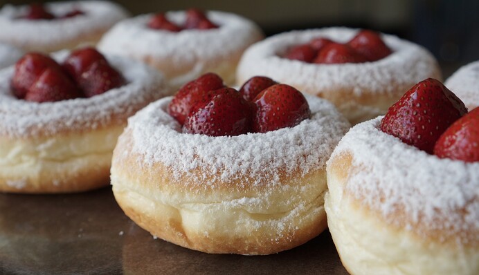 Печем воздушные домашние пончики с клубникой: рецепт для души
