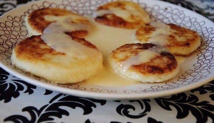 Как приготовить нежные сырники в сметанном соусе: подробный рецепт на завтрак