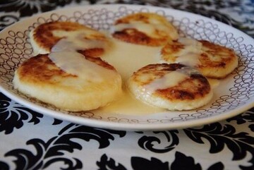 Як приготувати ніжні сирники у сметанному соусі: детальний рецепт на сніданок
