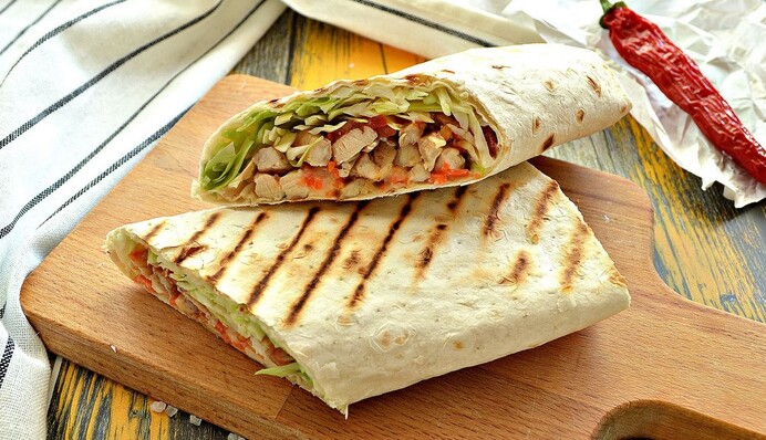 Готуємо домашню шаурму з ковбасою та крабовими паличками: простий рецепт