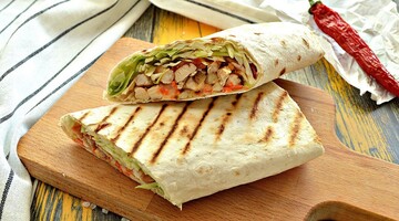 Готуємо домашню шаурму з ковбасою та крабовими паличками: простий рецепт