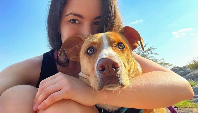 Собака увязалась за девушкой во время прогулки, и теперь они путешествуют вместе - вот их милая история