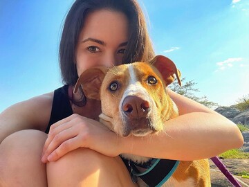 Собака увязалась за девушкой во время прогулки, и теперь они путешествуют вместе - вот их милая история