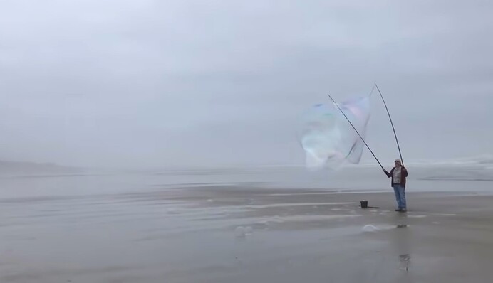 Посмотрите, как в США надули гигантский мыльный пузырь, и как эффектно он лопнул: видео