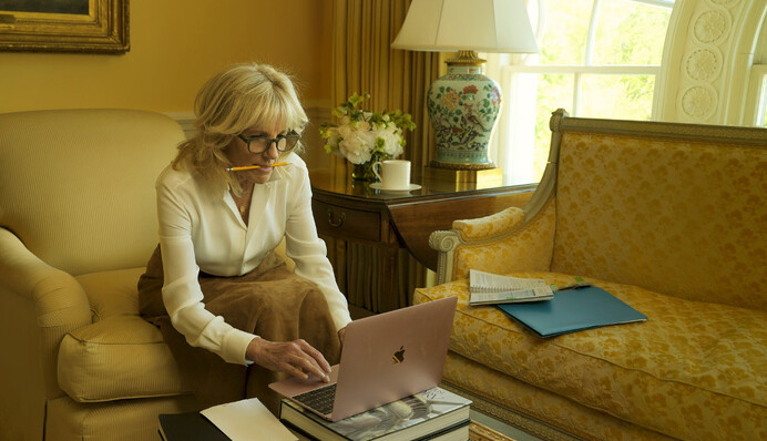 Джилл Байден з'явилася на обкладинці Vogue і знялася у милій фотосесії з чоловіком