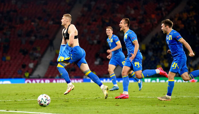 Танцы в раздевалке сборной Украины стали хитом - какой песней футболисты отметили победу над шведами